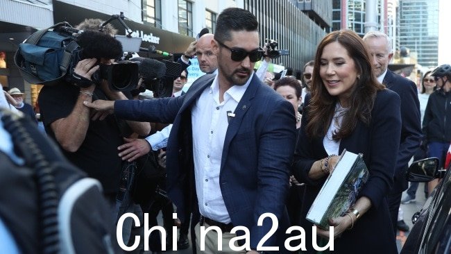 玛丽王妃在乔治街的轻轨站受到大批媒体的欢迎。图片:约翰格兰杰。” sizes=