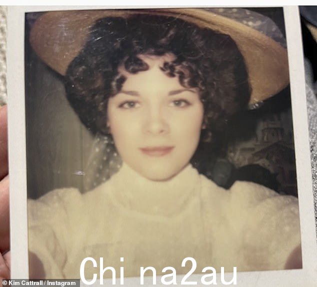 这是谁?她在好莱坞有着漫长而多变的职业生涯,其中包括有趣的 80 年代电影以及一部改变女性看待时尚和友谊方式的大型电视剧。周四,这位备受赞誉的金发重磅炸弹在 Instagram 上发布了一张她过去的照片