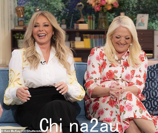 咯咯笑:沙发上有 Vanessa Feltz 加入,谈话很快变得有点粗俗,主持人 Dermot O'Leary 看起来有些不舒服