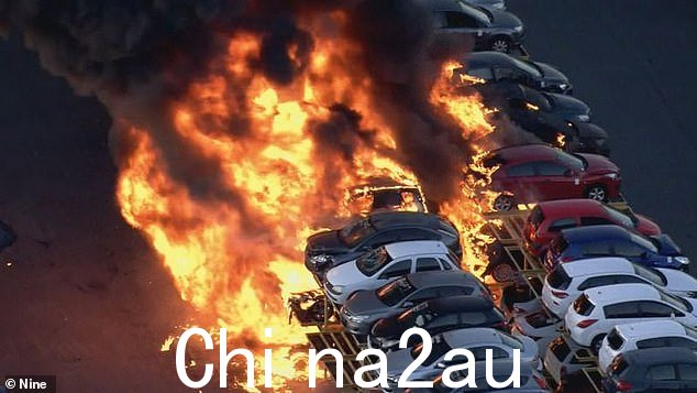 多达70辆汽车在熊熊烈火中被摧毁