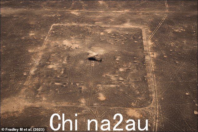 在考古学家在谷歌地图上发现它们的轮廓后,在阿拉伯沙漠中发现了三个罗马军营。图为:最西端最大的营地他们在谷歌地图上的轮廓。图为:最大,最西端的营地</p> /i.dailymail.co.uk/1s/2023/04/28/12/70343825-12024639-image-a-17_1682679839669.jpg