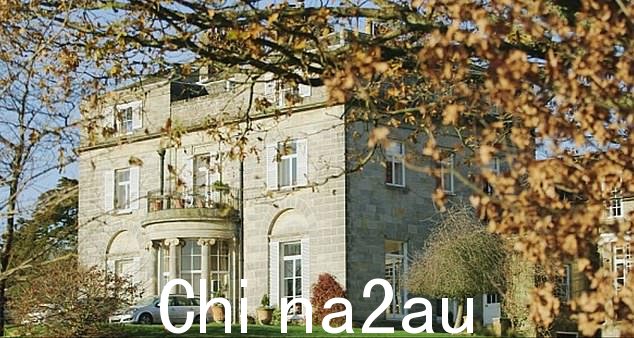 他在 1970 年代在每年 8,000 英镑的 Ashdown House(如图)教书时犯下了这些罪行
