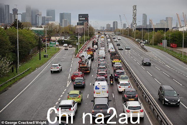 今天早上在伦敦东南部格林威治的 A102M Blackwall 隧道引道上的汽车