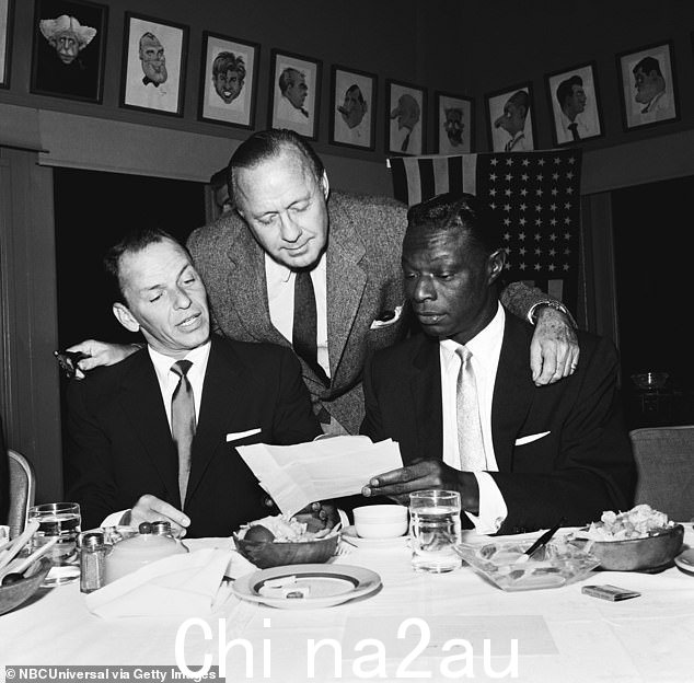 Frank Sinatra,左,在全盛时期是俱乐部的常客,与喜剧演员 Jack Benny(中)和歌手 Nat King Cole(右)合影
