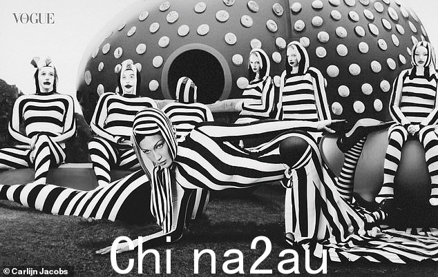 Gang:在地板上爬行,她变成了一个黑白条纹号码,与五个穿着相同起床的模特合影