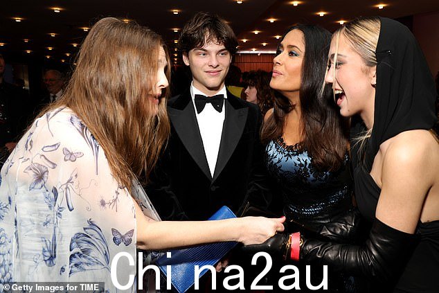 Valentina 似乎与 Drew 建立了联系:Salma 的女儿在与 ET 明星交谈时笑了起来