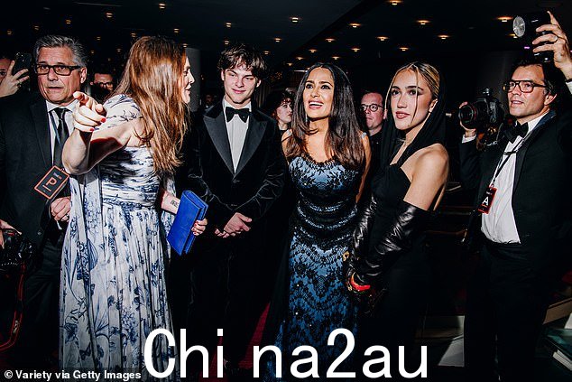 这是一个有很多客人的盛大聚会:家庭是主要景点