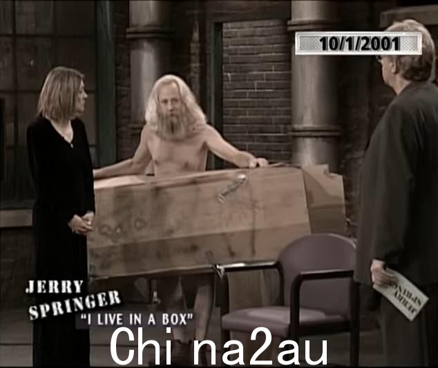 2001 年,一个伤心欲绝的人,决定住在纸箱里,为了挽回昔日情人而出现在节目中
