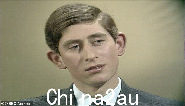 查尔斯 R:君主的诞生周日晚上 8 点在 BBC One 播出。图为:1969 年 6 月 12 日,威尔士亲王在威尔士授勋仪式前接受 BBC 采访