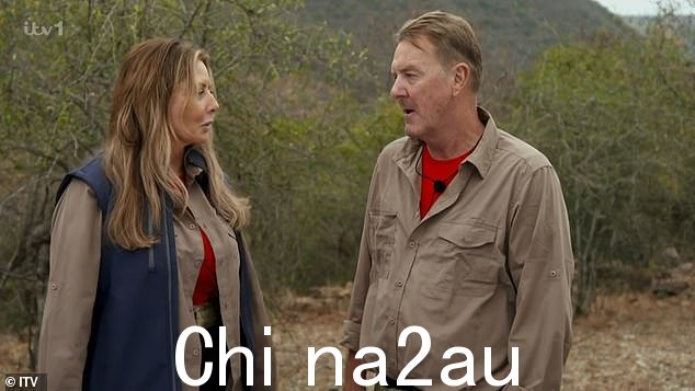 试用:明星们在南非营地收到一张纸条,上面写着 Carol 和 Phil 将参加下一次宝箱挑战