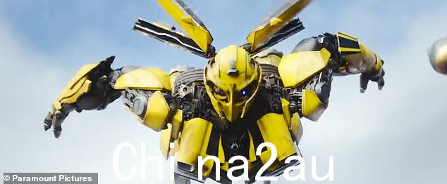 Bumblebee:'呃,他吃行星。所以,就像,比行星大得多,”Mirage 说,当我们看到 Bumblebee 的镜头从一架军用飞机上跳下来,向许多空中敌人开枪” class=
