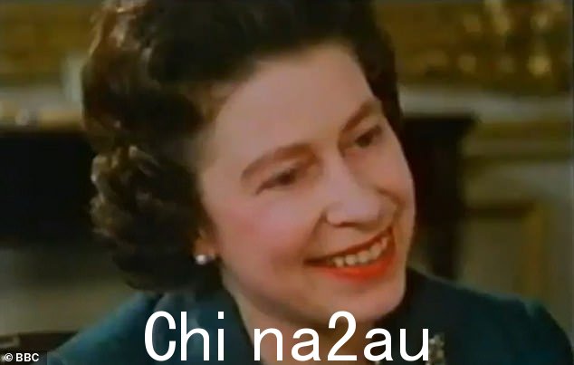 女王(纪录片中的照片)在新闻秘书威廉赫塞尔廷的建议下参与了这部电影,他认为这可能会鼓励对君主制的支持