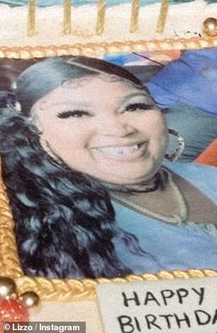 好笑!蛋糕的特色是去年 Lizzo 穿着万圣节服装自拍