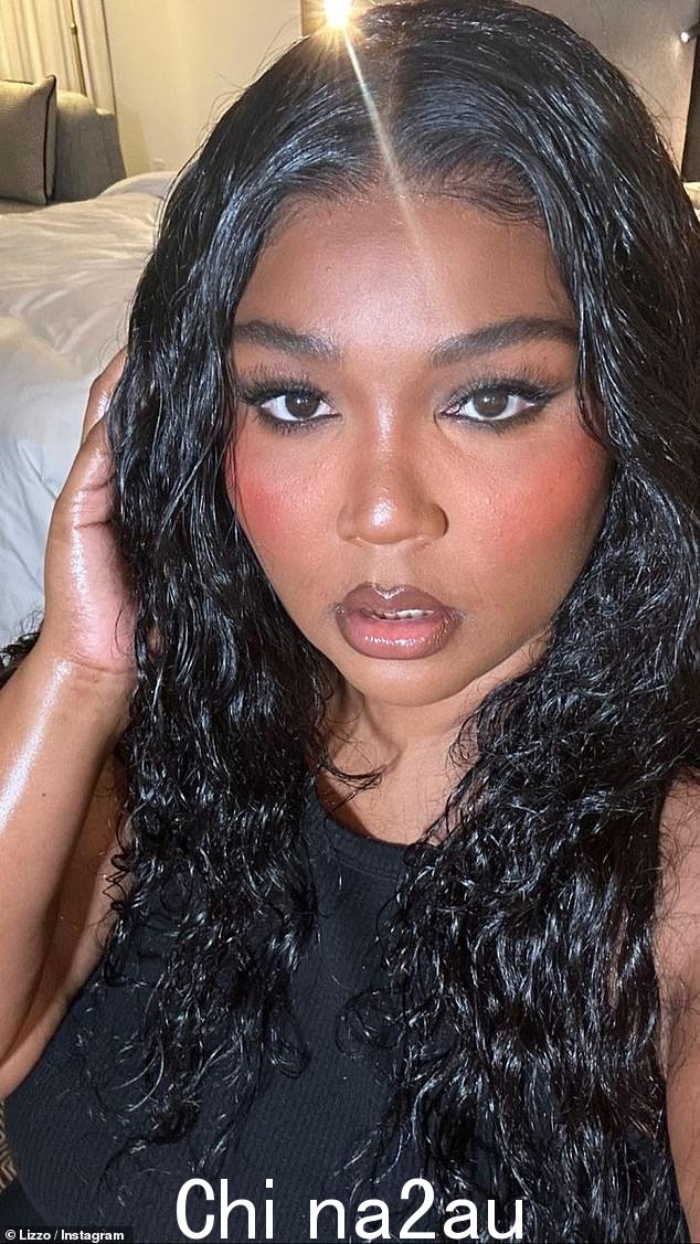 Sparkling:Lizzo 的化妆师在她的特殊日子给了她烟熏眼影妆容和闪粉