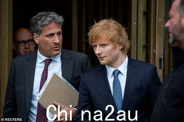 Sheeran 说他的朋友和合作者 Amy Wadge 在访问他在英国的家中时开始弹奏这首歌的和弦,并且他们合作创作了歌词。在看台上,他唱了一句“我现在唱出来了”,他说这是他在与 Wadge