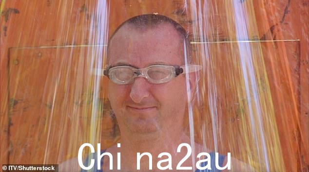 艰难:在挑战赛中,Myleene 面对 Andy Whyment 以争取进入主阵营的机会,两位名人都惊慌失措。