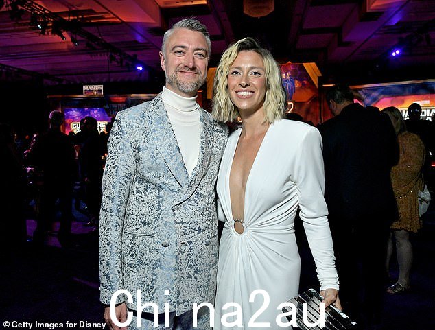 夫妇:他的妻子 Natasha Halevi 身穿低领白色长裙,看起来美极了