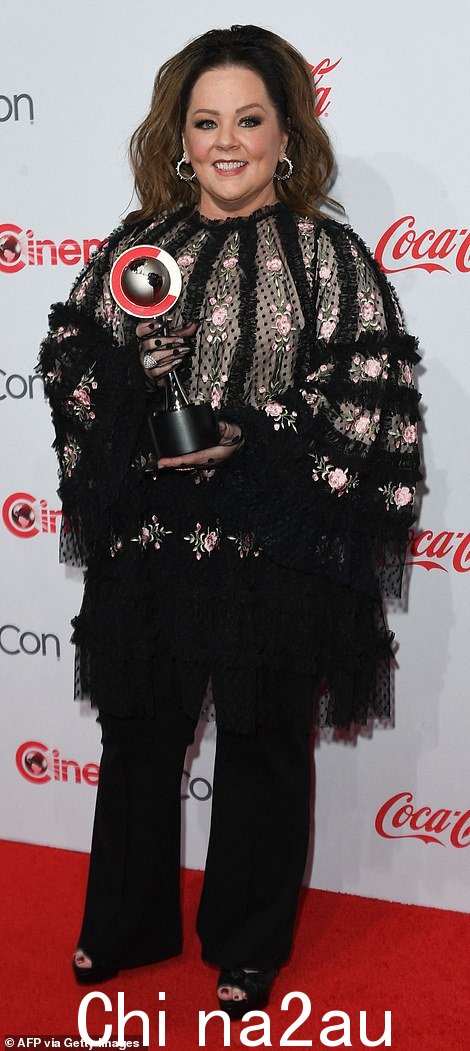 获胜者:梅丽莎·麦卡锡 (Melissa McCarthy) 是其他获奖者中的一员。这位 52 岁的女演员和奥斯卡提名人穿着一件带有多个垂直面板的可爱纯黑色衬衫