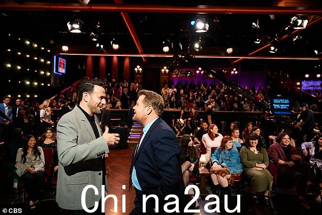 Corden 在他的最后一场演出中与一名观众交谈