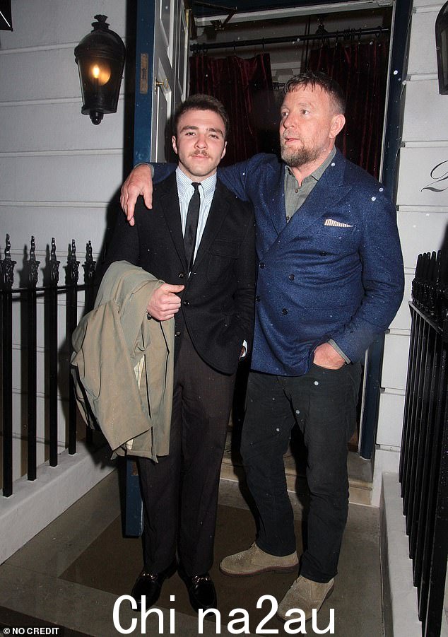 父子相处时间:Guy Ritchie 与他的儿子 Rocco 进行了一场时尚的展示,周四他们在伦敦度过了一个难得的夜晚