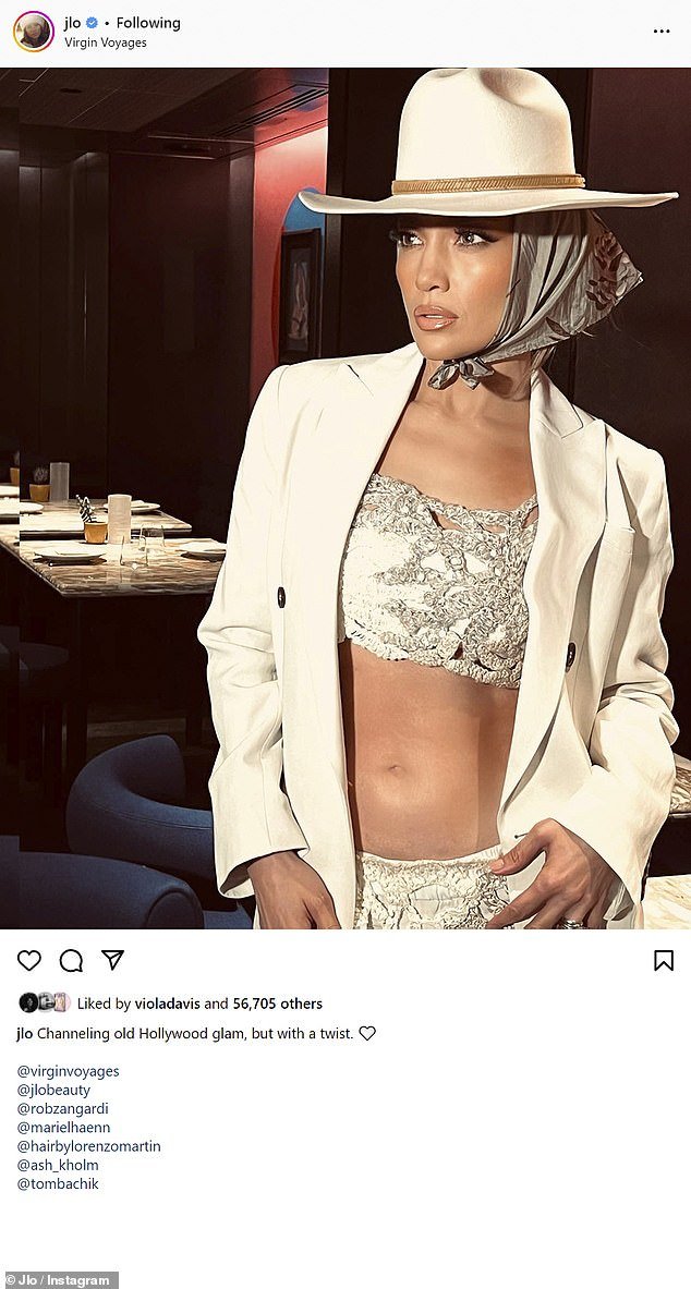 哇!她在令人惊叹的快照中标记了她的华丽小队