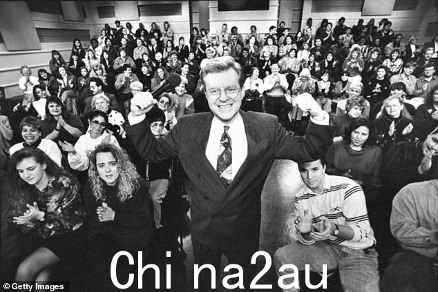 他成为 WLWT 的新闻主播和评论员,然后在 1991 年推出他的标志性系列节目时担任脱口秀主持人的新角色