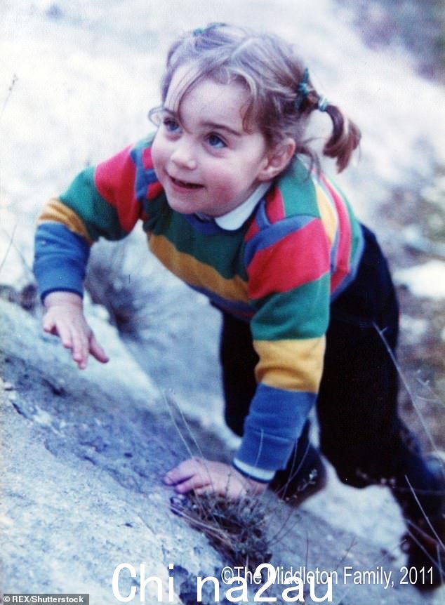 1985 年,威尔士王妃在山顶区攀爬岩石的照片,当时她只有三岁