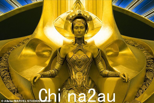 角色:伊丽莎白在片中饰演阿伊莎,是一群自认为比其他种族优越的外星人Sovereign的领袖