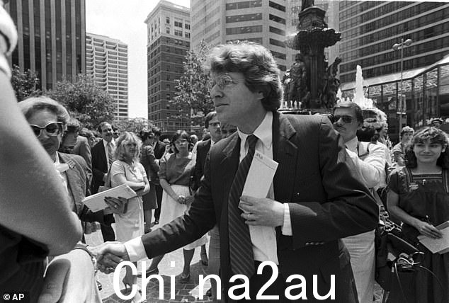 1982 年 6 月 3 日,斯普林格作为民主党州长候选人在俄亥俄州辛辛那提喷泉广场的一次集会上向支持者致意