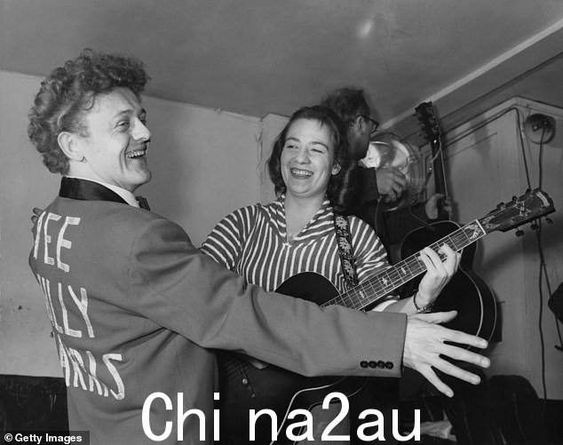 众所周知:Paul McCartney 和 John Lennon 据报道在 1958 年他在利物浦踢球时排队等候他的签名
