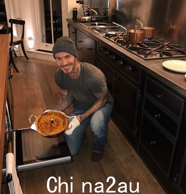 贝克汉姆说:'我有这种强迫症,我必须让所有东西都在一条直线上,或者所有东西都必须成对'我会把我的百事可乐罐放在冰箱里,如果一个太多了然后我会把它放在另一个橱柜的某个地方'