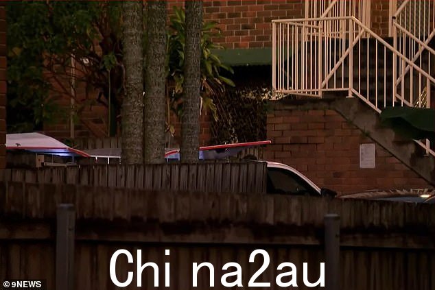 该女子认识的一名 53 岁男子正在协助警方调查,因为他们在单位宣布了犯罪现场(如图)