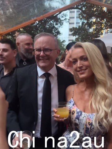 总理 Anthony Albanese 在 Kyle Sandilands 的无线电合作伙伴旁边合影留念主持人 Jackie 'O' Henderson。图片:Instagram。” sizes=