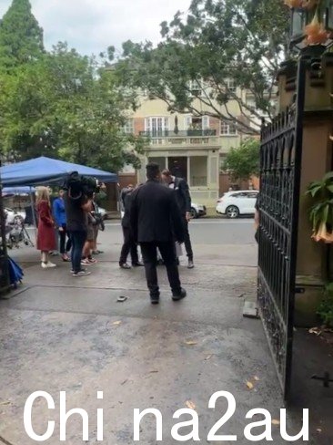 保安人员和媒体蜂拥而至悉尼 Darling Point 的活动。图片:Instagram。