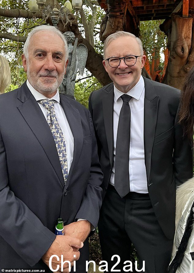 总理 Anthony Albanese 在婚礼上与宾客打成一片时看起来很放松