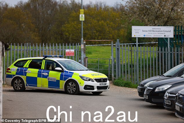 公园的入口,发现该男子死亡的家和另一处财产仍被警方封锁