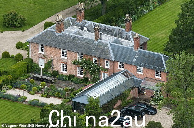 Carole 和 Michael Middleton,Kae 和 Pippa 的父母,住在 Bucklebury Manor,这是一个漂亮的七居室房产,带有网球场、游泳池和图书馆