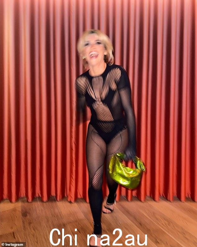Kitty:Ashley 穿上黑色透明渔网连衣裤时展现了她内心的猫女形象 - 几乎没有想象空间