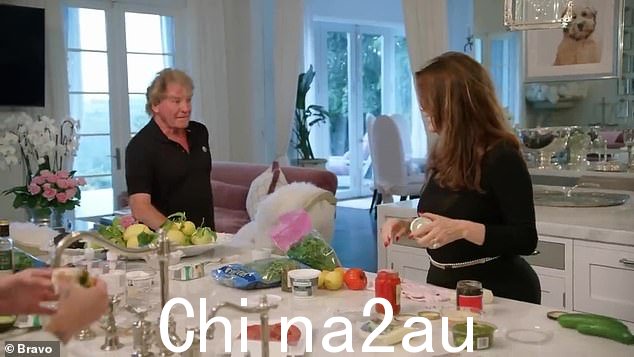 发现:Katie Maloney 在 Ken Todd 告诉 Lisa Vanderpump 时发现了这个令人震惊的消息,当时 Katie 也在房间里,'我不敢相信 Tom Sandoval 在 Ariana 不在的时候让 Raquel 过来了'