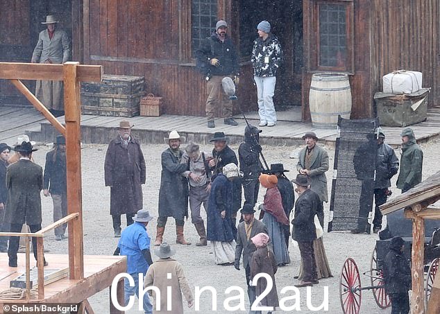 Baldwin 得到了另外两个演员的支持,因为他的角色 Harlan Rust 被拖上了绞刑架