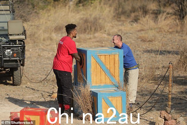 为了测试:挑战中看到两人被铐在一起,不得不从三个盒子里取出扳手和扳手 - 里面装满了令人毛骨悚然的爬虫 - 以释放他们