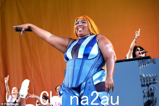 双牛仔:Lizzo,35 岁,周五在路易斯安那州一年一度的新奥尔良爵士乐与传统音乐节上看起来很耀眼