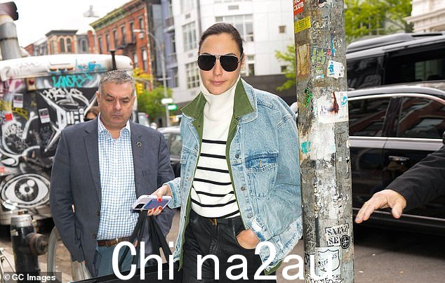 看起来不错:与此同时,当天早些时候,37 岁的 Gal 在 SoHo 的街道上昂首阔步地展示了下班后的时尚