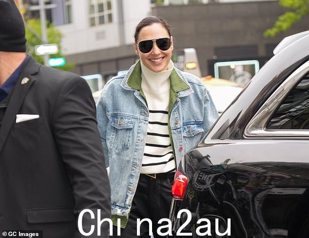 很高兴来到这里:Gal 在城市里走来走去时闪过灿烂的笑容