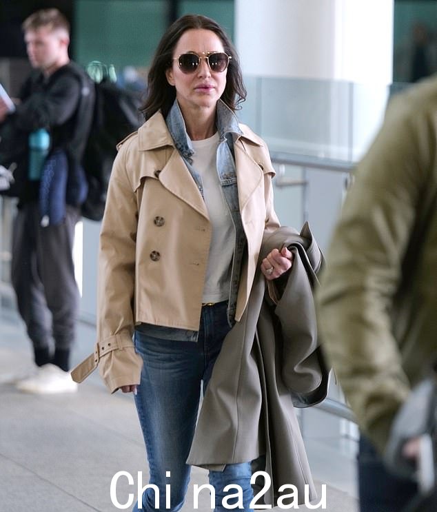 Jessica Mulroney 周五和丈夫一起飞往伦敦时看起来很时尚