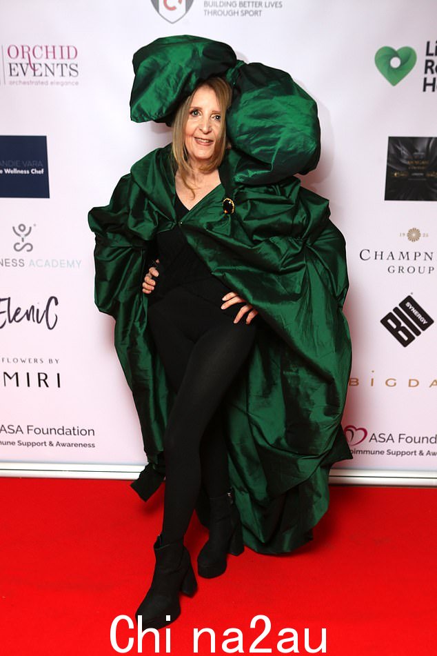 独特的外观:我是名人明星 Gillian McKeith 在星期六的 ASA 基金会舞会上剪下了一个古怪的身材