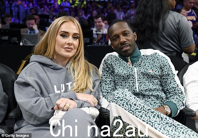 Sweet:阿黛尔周五与未婚夫里奇保罗一起坐在洛杉矶 Crypto.com 体育馆的 NBA 比赛场边,展现了迷人的魅力