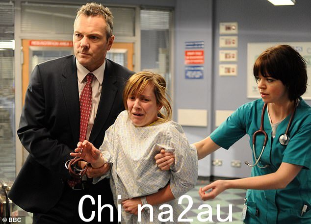 部分:Zoe 的其他肥皂剧角色包括 2009 年在 EastEnders 中饰演侦探警员 Deanne Cunningham、在 Holby City 中饰演 Jennifer Roberts 以及在 Casualty 中扮演两个小角色 - Gina Jacobs 和 Sandra Morley(如图)