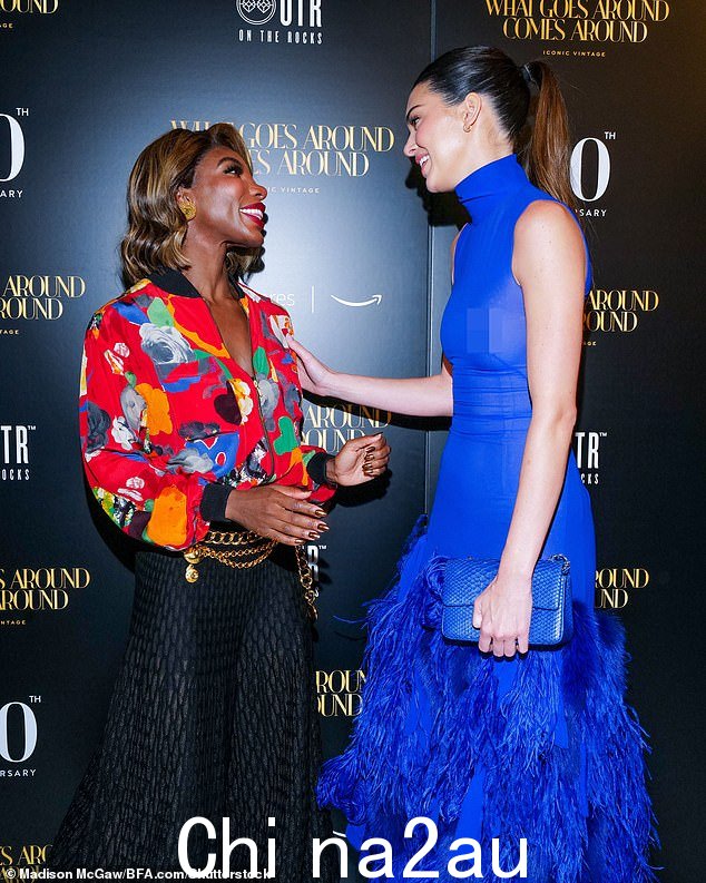 结伴而行:Jenner 与 35 岁的 Michaela Coel 聊天,她穿着充满活力的上衣和别致的黑色裤子