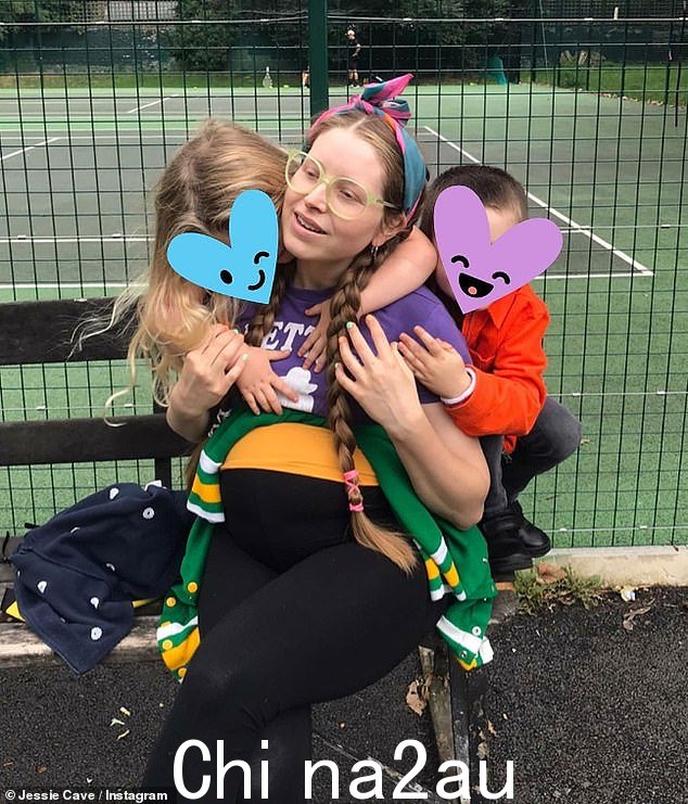 家庭:Jessie Cave 是 Donnie,7 岁,Margot,4 岁,Tennesse,2 岁,Becker,13 个月的母亲
